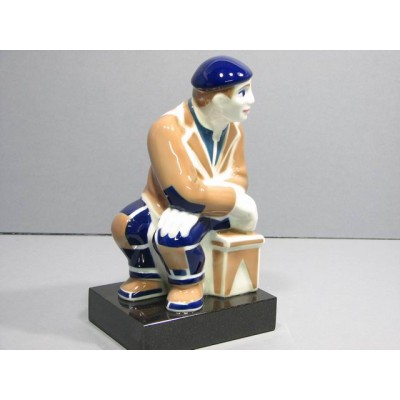 Sujeta libros hombre con base