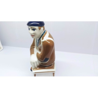 Sujeta libros hombre sin base