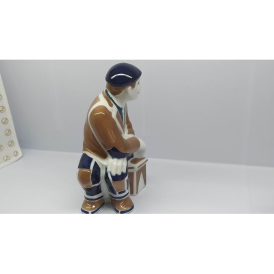 Sujeta libros hombre sin base