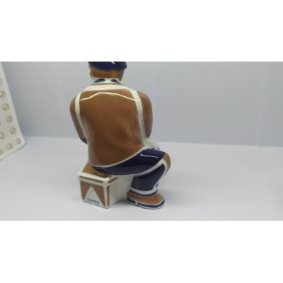 Sujeta libros hombre sin base